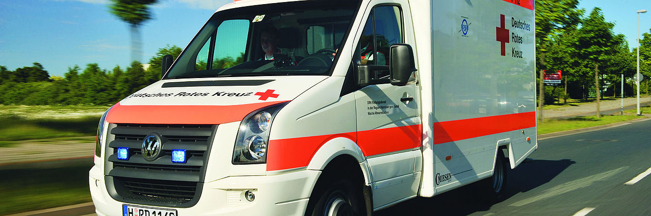 DRK - Rettungswagen in Fahrt 